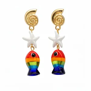 Orecchini a cerchio con pesce arcobaleno e stella marina e perni a conchiglia dorati