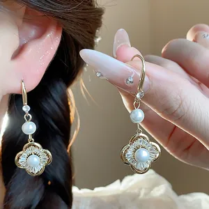 Vue détaillée de boucles d'oreilles rétro françaises avec fleurs en zircon et perles