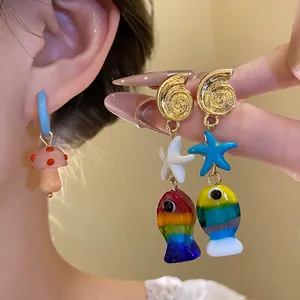 Orecchini a tema marino con conchiglia, stella marina, pesce arcobaleno e design a fungo.