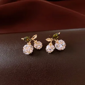 Exquisite Kirschohrstecker mit 14K Goldbeschichtung und funkelnden Zirkonia-Steinen besetzt