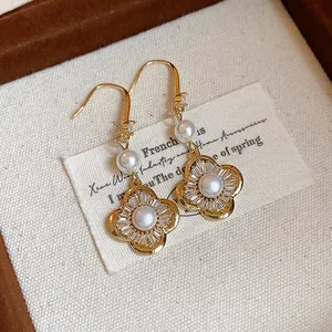 Gros plan détaillé de boucles d'oreilles fleur en perle et zircon de style rétro