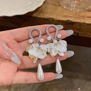 Orecchini vintage francesi con zirconi, petali di perle e pendenti a goccia