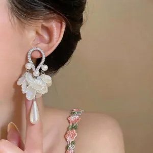 Orecchini pendenti retrò francesi con zirconi, perle e petali a goccia d'acqua elegante