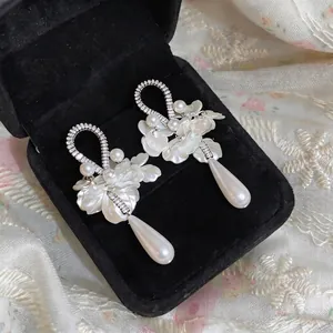Eleganti orecchini a fiore vintage francesi con zirconi e perle e ciondolo a goccia