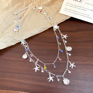 Vue détaillée du collier double épaisseur en argent avec breloques coquillage et étoile