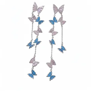 Orecchini lunghi a nappa con farfalle rosa e zirconi blu su ago d'argento.
