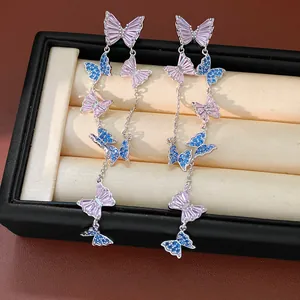 Eleganti orecchini lunghi a nappa con farfalle e scintillanti zirconi rosa e blu