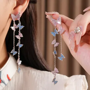 Squisiti orecchini a nappa a farfalla con zirconi rosa e blu scintillanti in argento