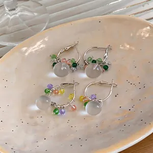 Orecchini a cerchio in stile fresco con perle colorate e ciondolo a sfera opaca