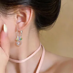 Eleganti orecchini a cerchio in argento con perline multicolori e sfera di vetro trasparente