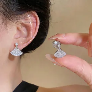 Clip per orecchie a ventaglio placcate oro 18k con zirconi per lobi non forati chic