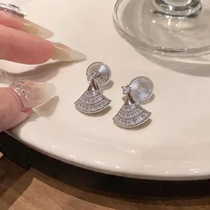 Eleganti orecchini a clip a ventaglio in zircone con placcatura in oro 18k per donne.