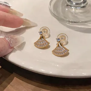 Vista dettagliata dei clip per orecchie placcati oro a forma di ventaglio con zirconi