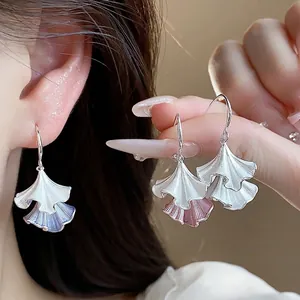 Eleganti Orecchini a Gancio in Rame a Foglia Plissettata con Finitura a Smalto Colorato con Perno in Argento Sterling 925 per Donna