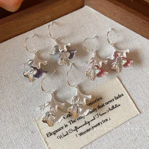 Eleganti orecchini a gancio in smalto a forma di foglia plissettata in scatola legno