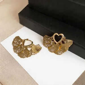 Französische Vintage-Ohrringe in Ginkgobblatt-Fächerform, Gold-Finish.