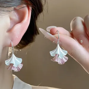 Eleganti orecchini a goccia in smalto a forma di foglia piegata in finitura rosa e bianco