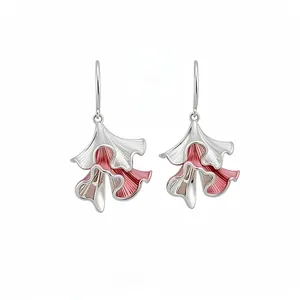 Eleganti orecchini a goccia a forma di foglia plissettata in argento e smalto rosa chic