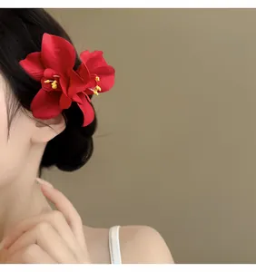 Vista detallada de una elegante pinza para el cabello de orquídea doble roja para peinado