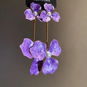 Elegante violette Emaille-Blumen-Ohrhänger mit Perlenakzenten und goldenen Stiften