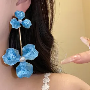 Große blaue Emaille Blumenohrringe mit weißen Perlen und goldfarbenen Stahlnadeln.