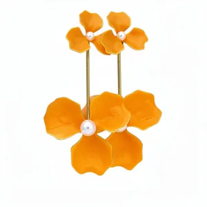 Elegante orangefarbene Emaille-Blumenohrringe mit Perlen und Stahlnadeln für Damen