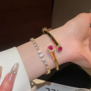 Vista dettagliata del bracciale aperto placcato oro 18k con pietre rosse e zirconi
