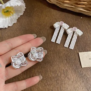 Elegante set di orecchini a fiocco e fiori in argento con perle e pietre rosa luccicanti