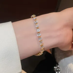 Primo piano di un elegante bracciale placcato in oro 18 carati con zirconi cubici