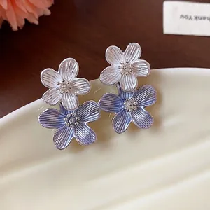 Elegante Ohrstecker mit blau-silbernen Blumen und einer strukturierten Emaille