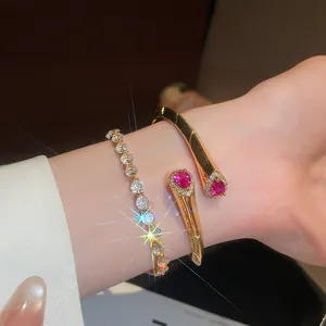 Elegante set di bracciali placcati in oro 18k con zirconi e pietre rosa a goccia d'acqua