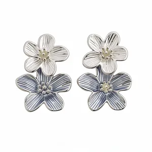 Elegante silberfarbene Doppelblumen-Ohrstecker mit blauer Emaille und Kristallakzenten