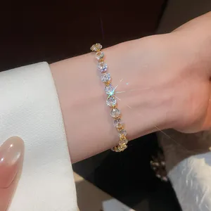 Elegante bracciale tennis placcato oro 18 carati con scintillanti zirconi a taglio tondo
