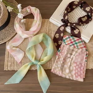 Assortimento di sciarpe lunghe in chiffon a fiori e sfumate per accessori donna