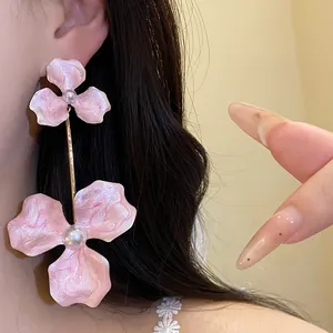 Detailansicht der großen rosa Emaille-Blumenohrringe mit Perlen, am Ohr getragen
