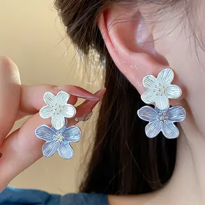 Detailansicht eleganter Blumenohrstecker mit silberner Nadel und lila Emaille-Finish