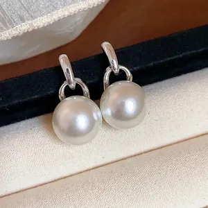 Eleganti orecchini pendenti con perle tonde argentate per donna stile quotidiano