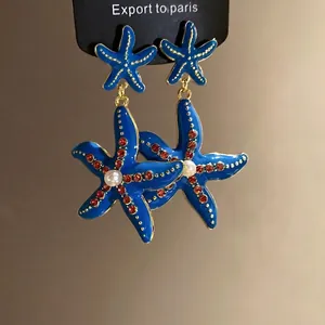 Eleganti orecchini a stella marina blu con perle e strass rossi, ago argento S925.