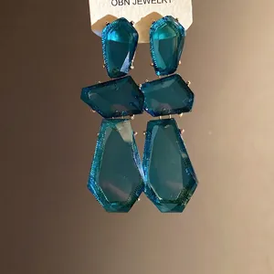Eleganti orecchini a pendente in resina blu irregolare con aghi d'argento vintage.