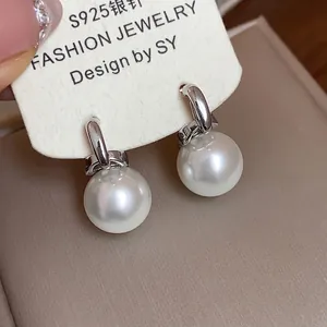 Eleganti orecchini a perno con perla tonda e ago in argento S925 stile minimalista