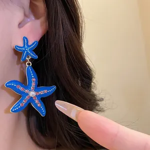 Orecchini a pendente a forma di stella marina blu con strass rosa e perla fine