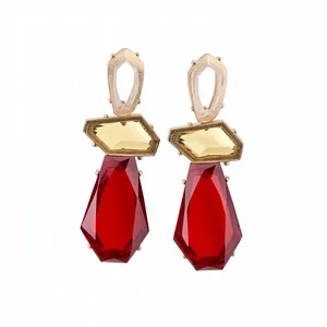 Orecchini vintage in oro con pendenti in resina sfaccettata rosso e giallo di tendenza