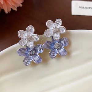 Elegante Blumenstecker aus Silber mit blau-weißen Blütenblättern in Makroansicht
