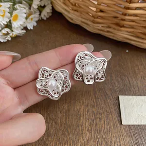 Orecchini a lobo floreali in argento con perla e dettagli in zircone