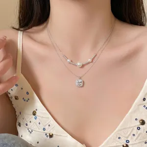 Elegante collana a due strati in argento con zircone quadrato e perle bianche
