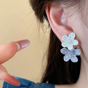 Detailansicht der zweilagigen Blumenohrstecker mit strukturierter Silberoberfläche
