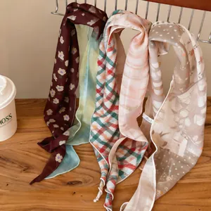 Selezione di sciarpe sottili in chiffon stile dolce con vari motivi su un espositore