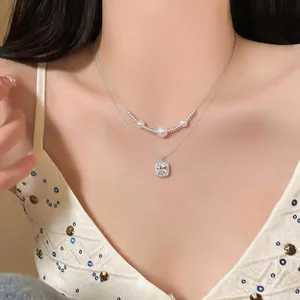 Elegante collana a due strati in argento con ciondolo in zircone quadrato e perle