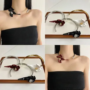 Collana Girocollo Vintage in Lega con Pendente a Forma di Iris in Smalto e Strass Intarsiati Gioielli di Moda per Donna