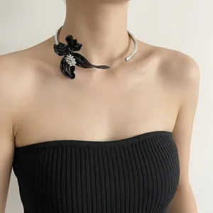 Primo piano di un elegante girocollo a forma di iris nero con strass scintillanti.